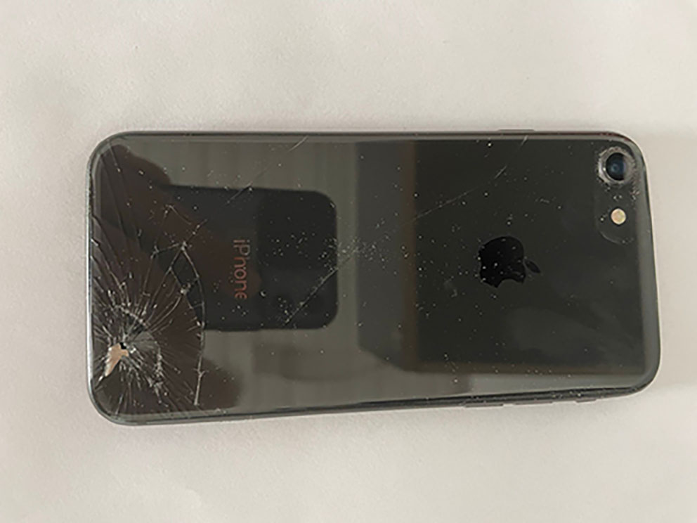 Bild 001 - Bruch der hinteren Glasplatte eines iPhone nach Sturz