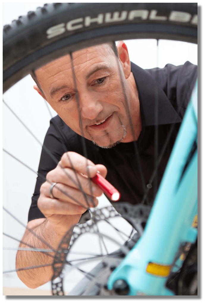 Start-Bild-002 Schadengutachten - Gutachter schaut sich Defekt am Fahrrad an